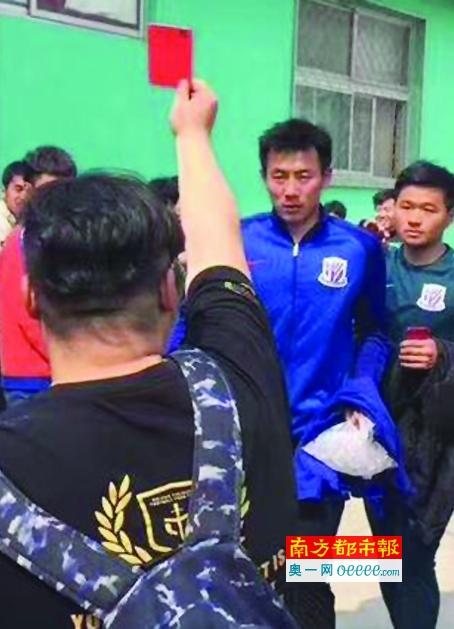 桐人、亚丝娜与同伴穿梭于霓虹剑影间奋力御敌，与其展开了殊死搏斗
